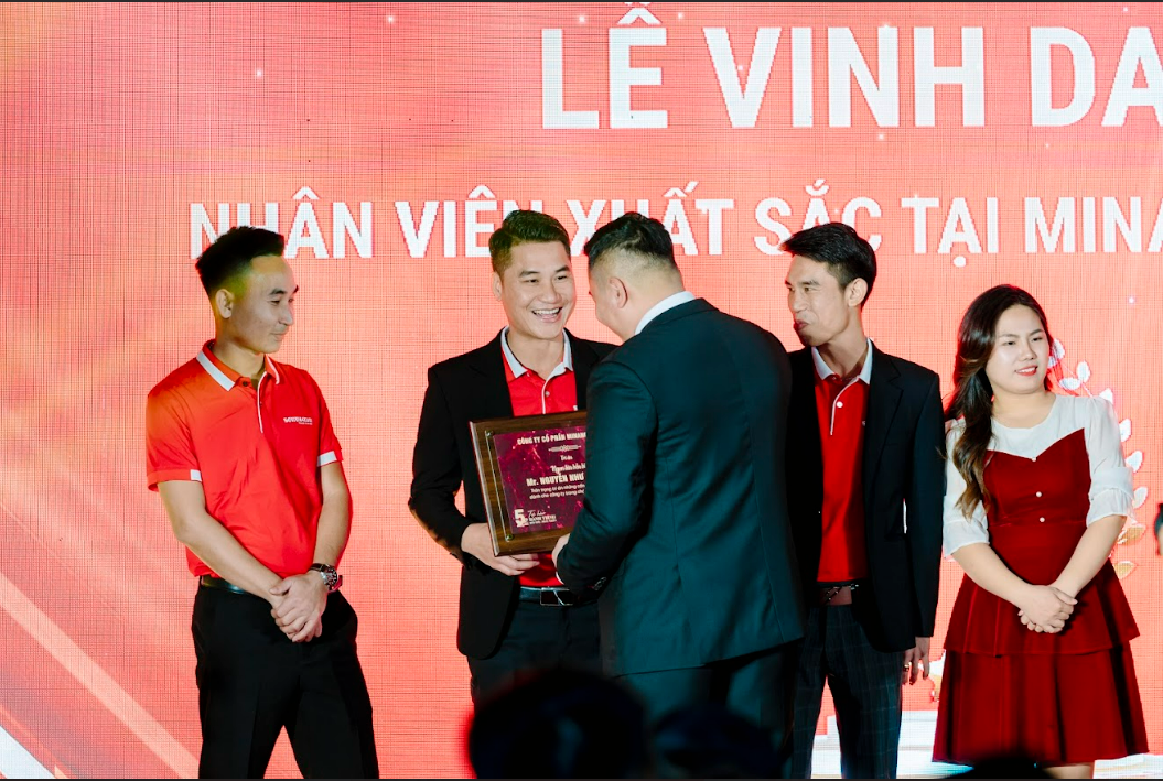 Anh Hoàng Đức Chung Đại Diện Công Ty Lên Trao Giải Thương Cho Top 7 Ngọn Lửa Bền Bỉ