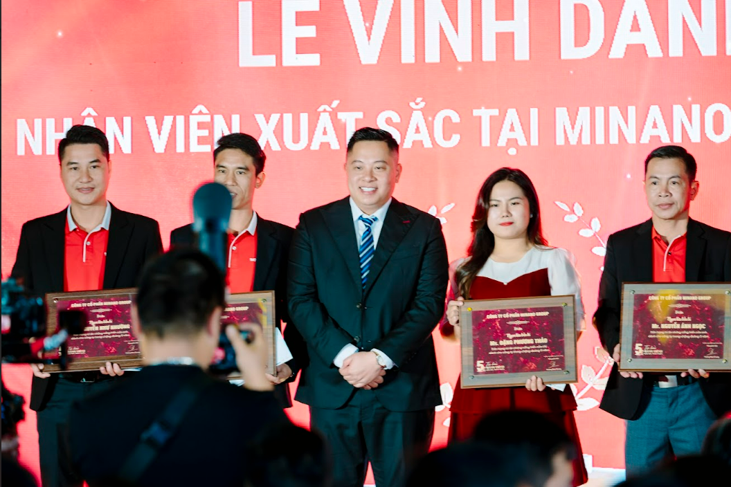 Anh Hoàng Đức Chung Đại Diện Công Ty Lên Trao Giải Thương Cho Top 7 Ngọn Lửa Bền Bỉ